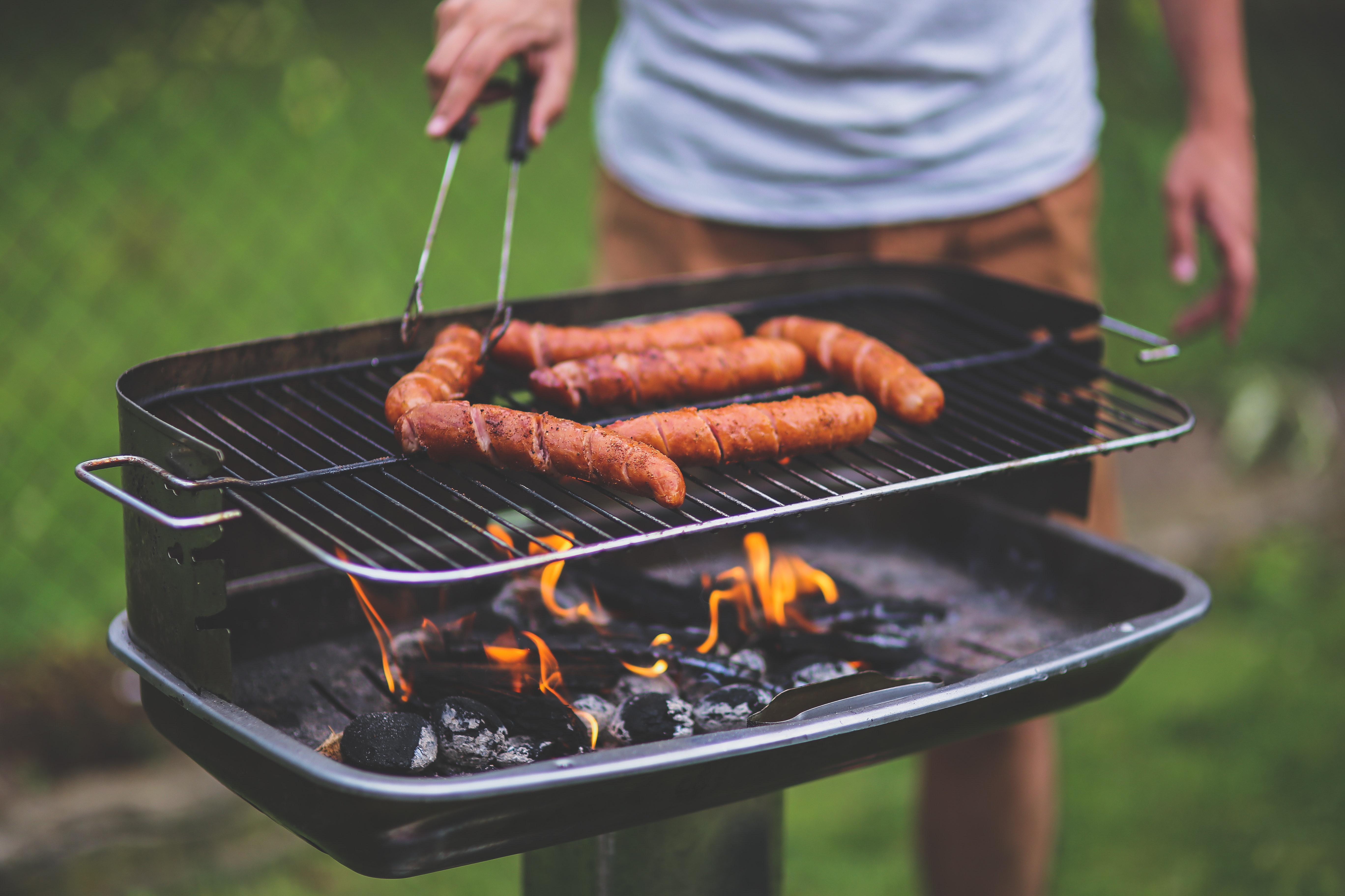 Man som grillar korv.